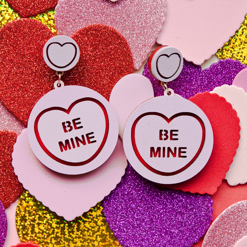 Candy & Kitsch candy heart earrings sits in a kitsch interior design in the variation ’be mine'