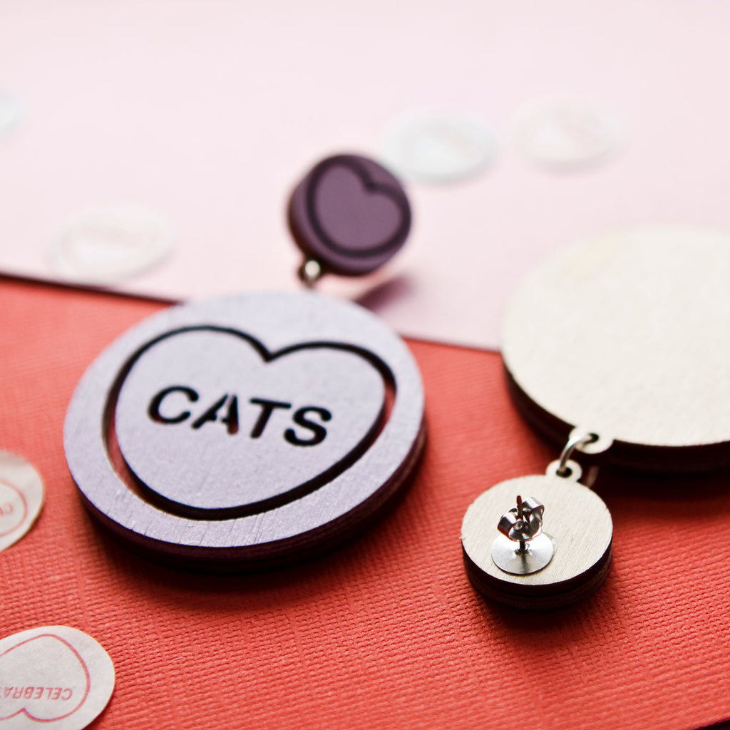 Candy & Kitsch candy heart earrings sits in a kitsch interior design in the variation 'cats'