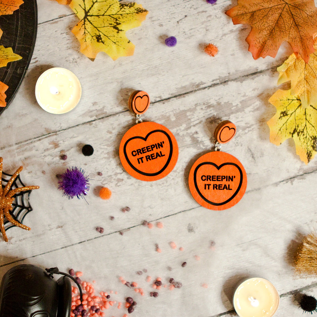 Candy & Kitsch candy heart earrings sits in a kitsch interior design in the variation ’creepin' it real'