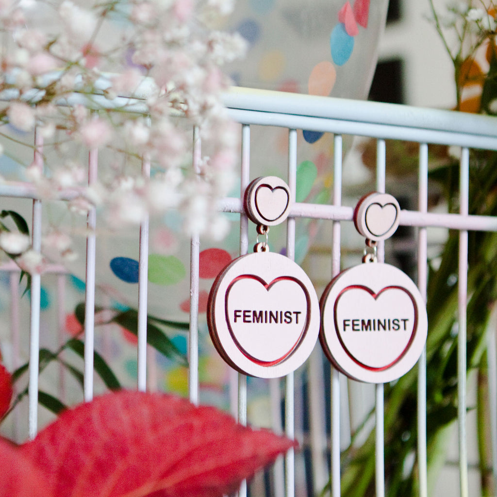 Candy & Kitsch candy heart earrings sits in a kitsch interior design in the variation ’feminis'