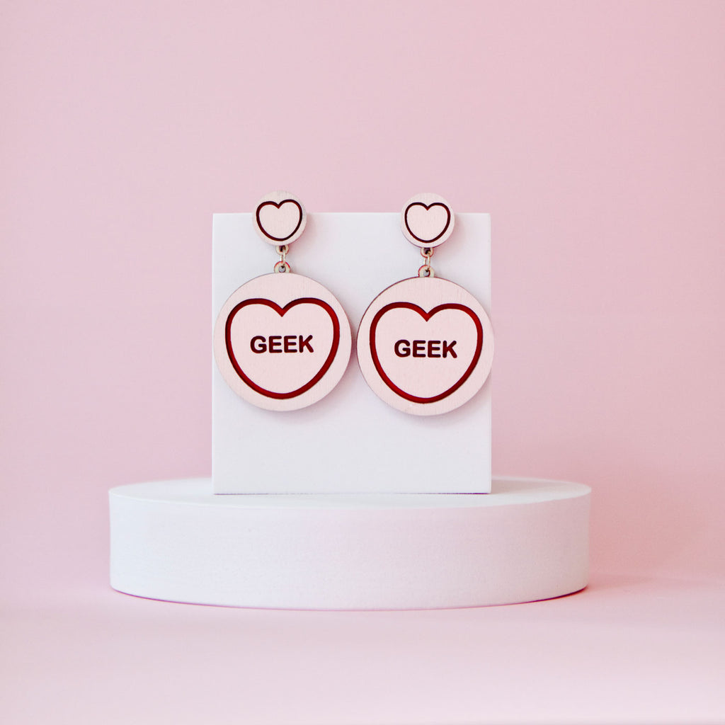 Candy & Kitsch candy heart earrings sits in a kitsch interior design in the variation ’geek'