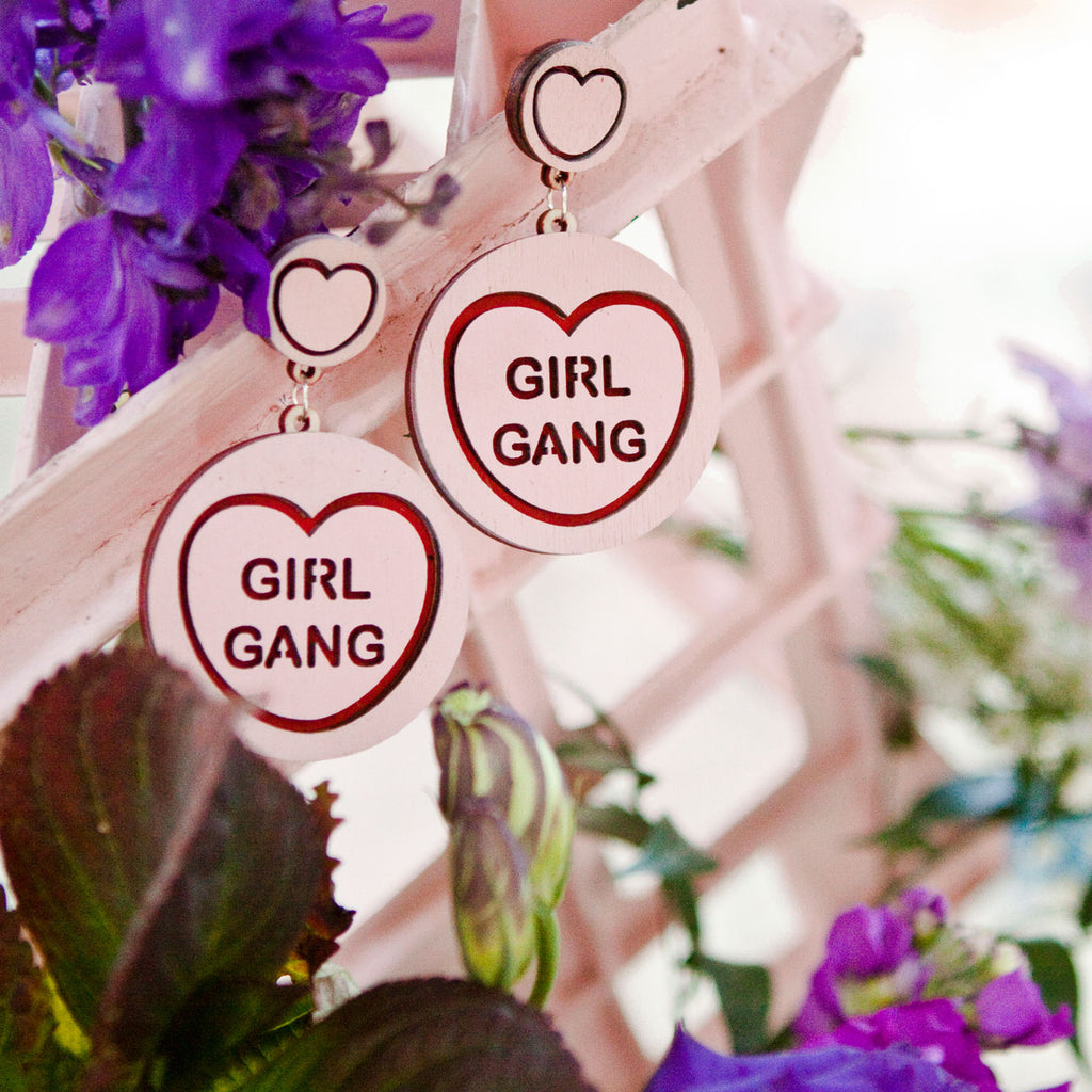 Candy & Kitsch candy heart earrings sits in a kitsch interior design in the variation ’girl gang'