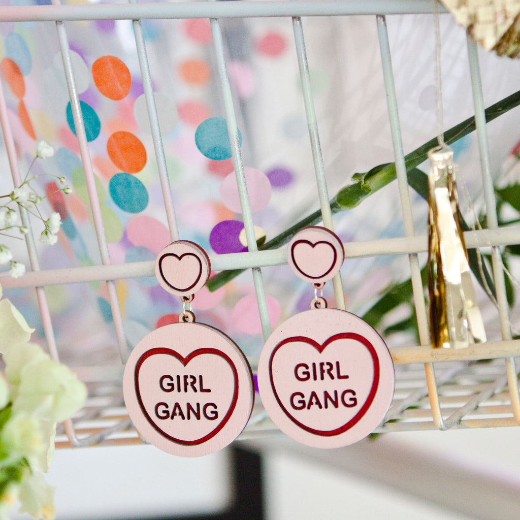 Candy & Kitsch candy heart earrings sits in a kitsch interior design in the variation ’girl gang'