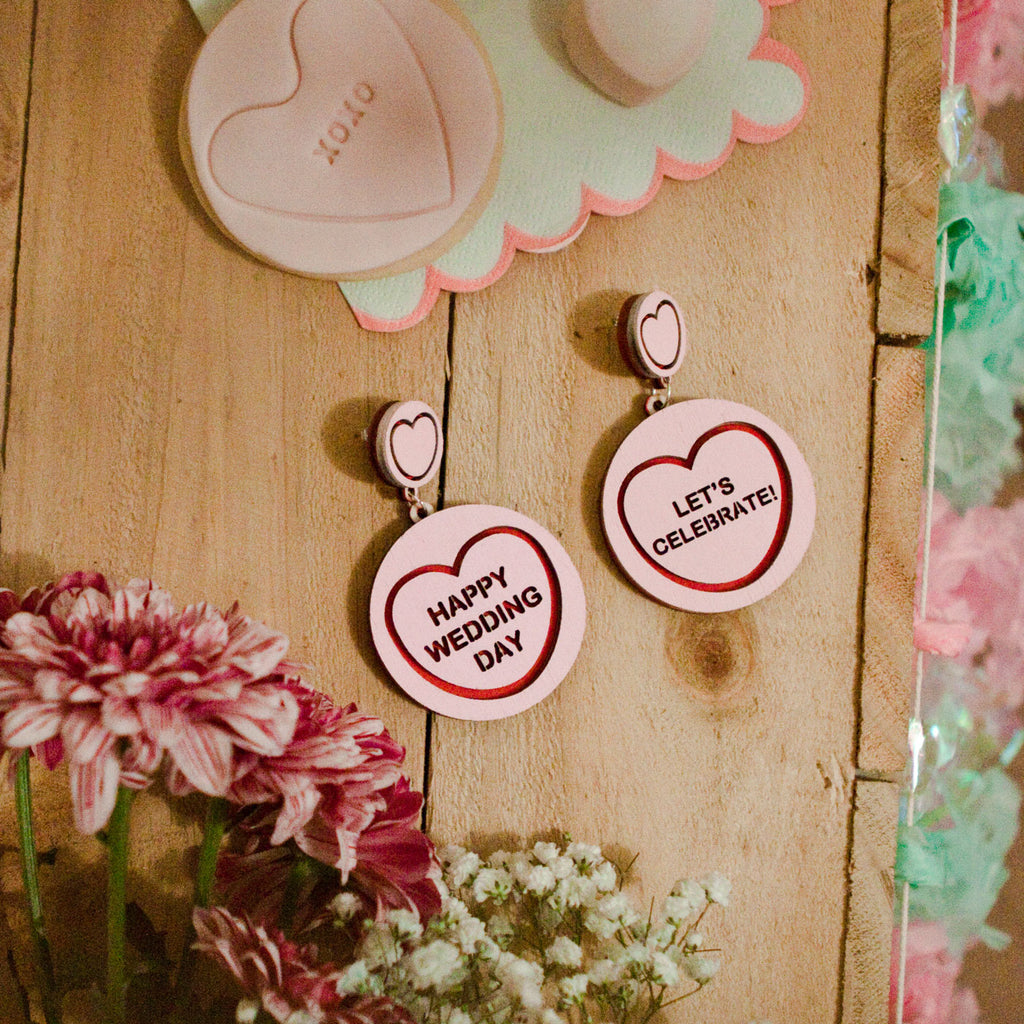Candy & Kitsch candy heart earrings sits in a kitsch interior design in the variation ’happy wedding day let's celebrate'