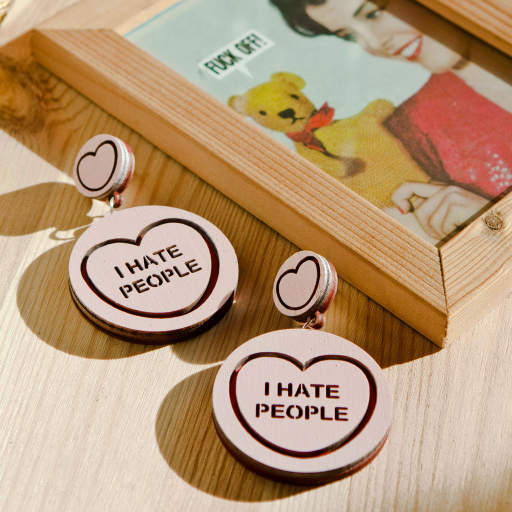 Candy & Kitsch candy heart earrings sits in a kitsch interior design in the variation ’i hate people'