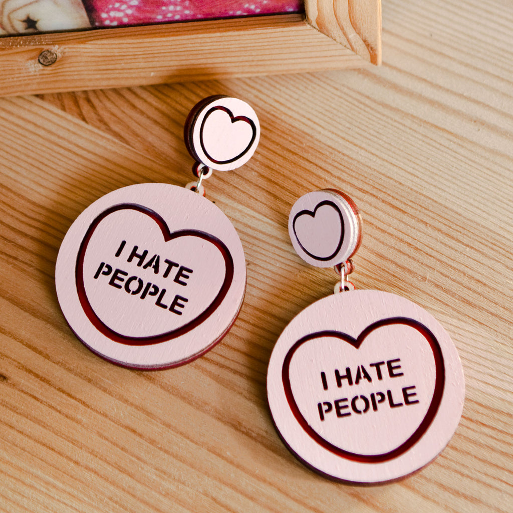 Candy & Kitsch candy heart earrings sits in a kitsch interior design in the variation ’i hate people'