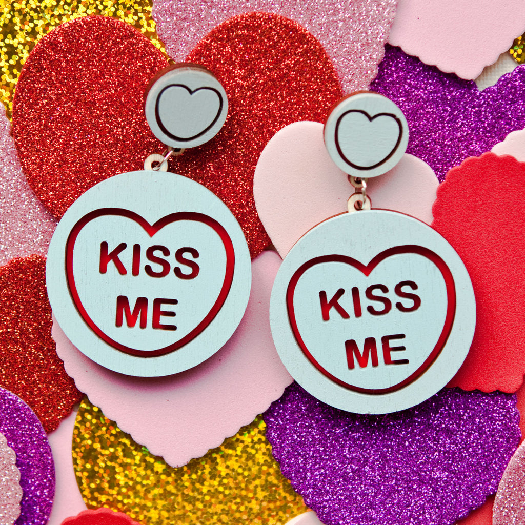 Candy & Kitsch candy heart earrings sits in a kitsch interior design in the variation ’kiss me'
