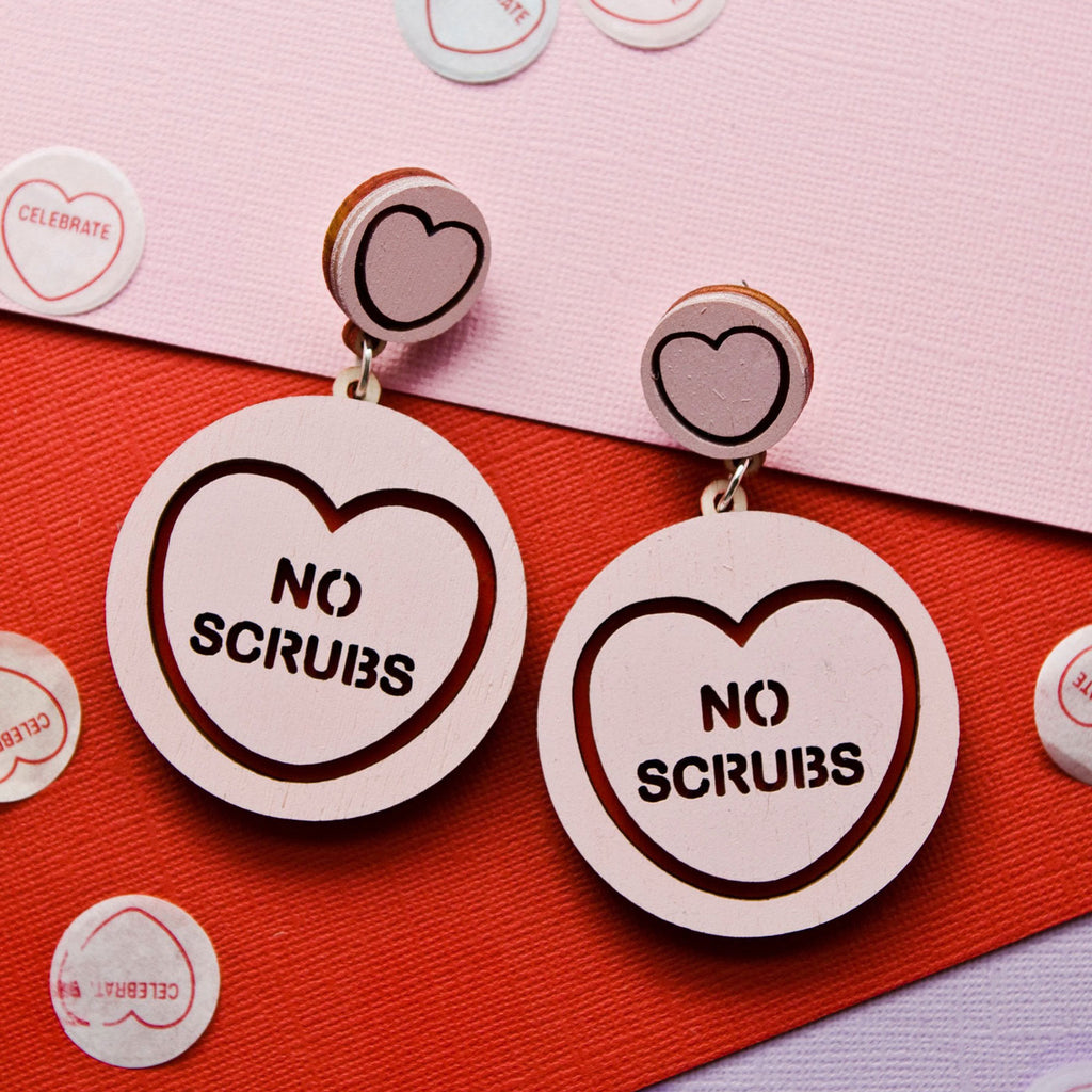 Candy & Kitsch candy heart earrings sits in a kitsch interior design in the variation ’no scrubs' inspired by TLC