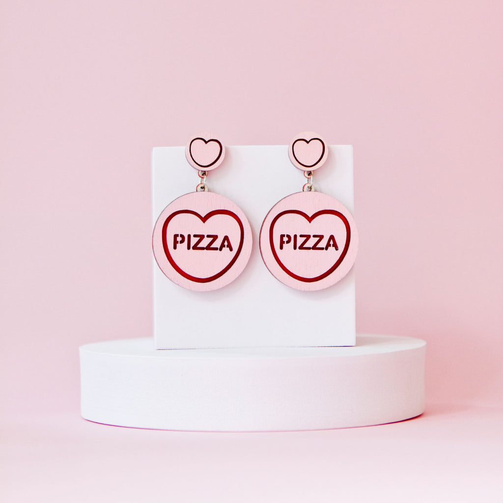 Candy & Kitsch candy heart earrings sits in a kitsch interior design in the variation ’pizza'