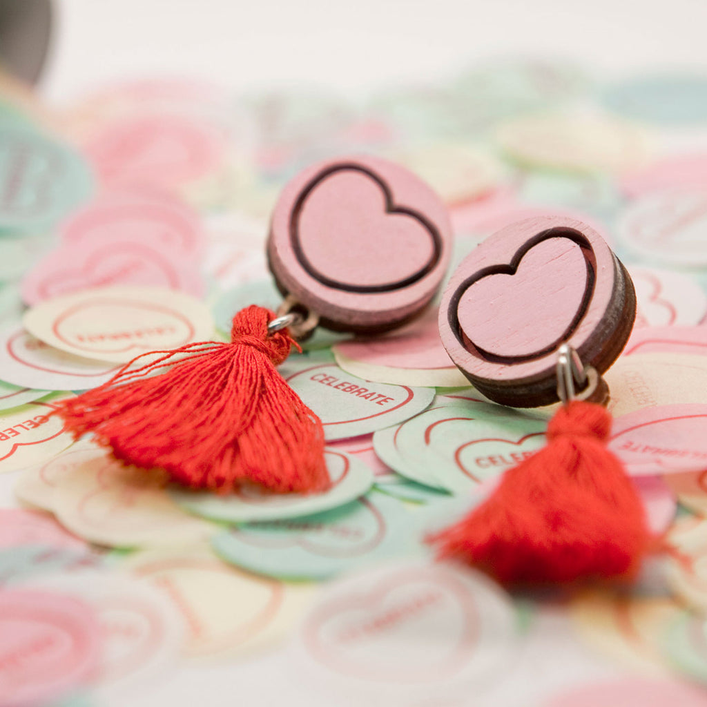 Candy & Kitsch candy heart earrings sits in a kitsch interior design in the variation ’tassel earrings'