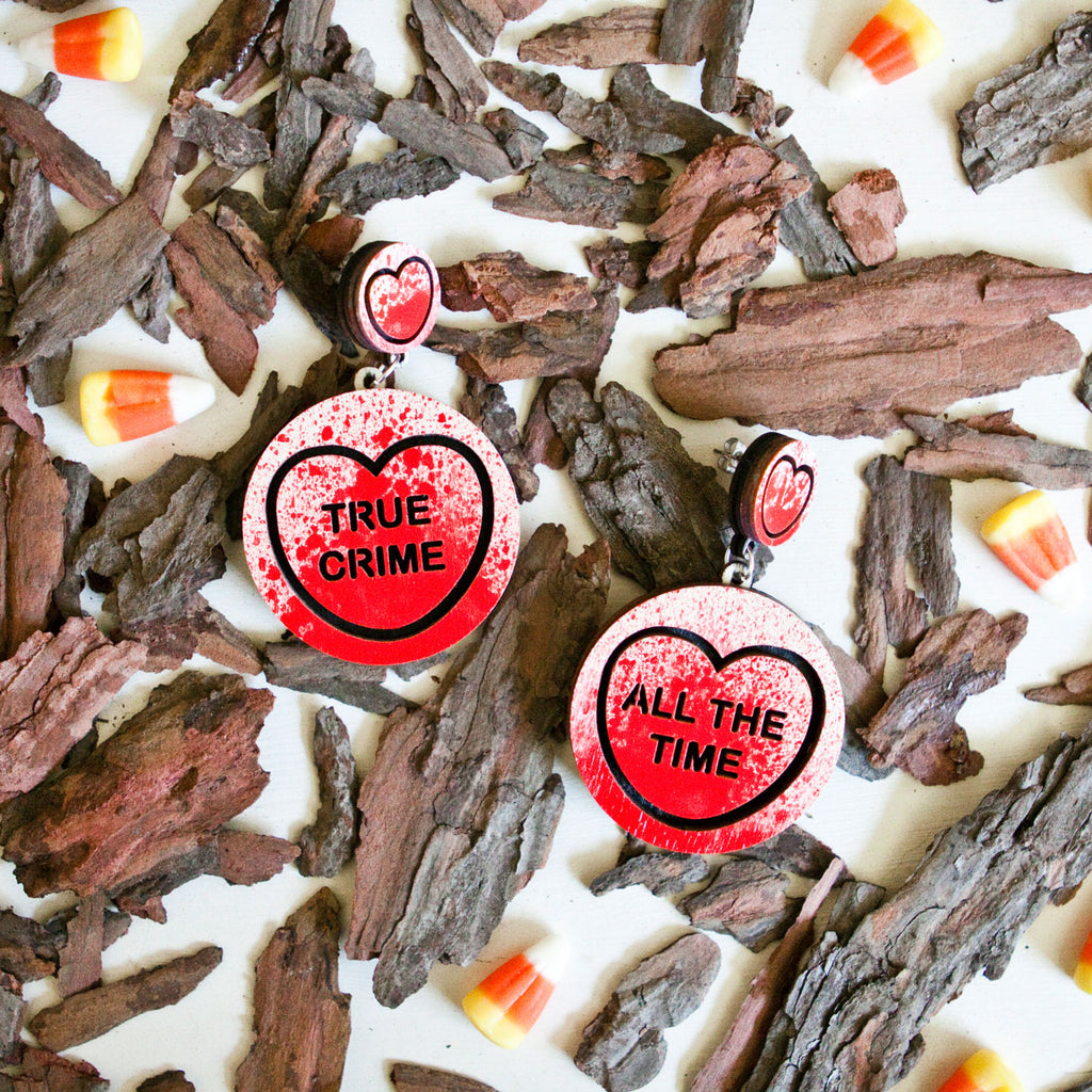 Candy & Kitsch candy heart earrings sits in a kitsch interior design in the variation ’true crime all the time'