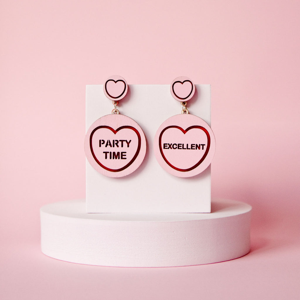 Candy & Kitsch candy heart earrings sits in a kitsch interior design in the variation ’party time excellent' inspired by waynes world