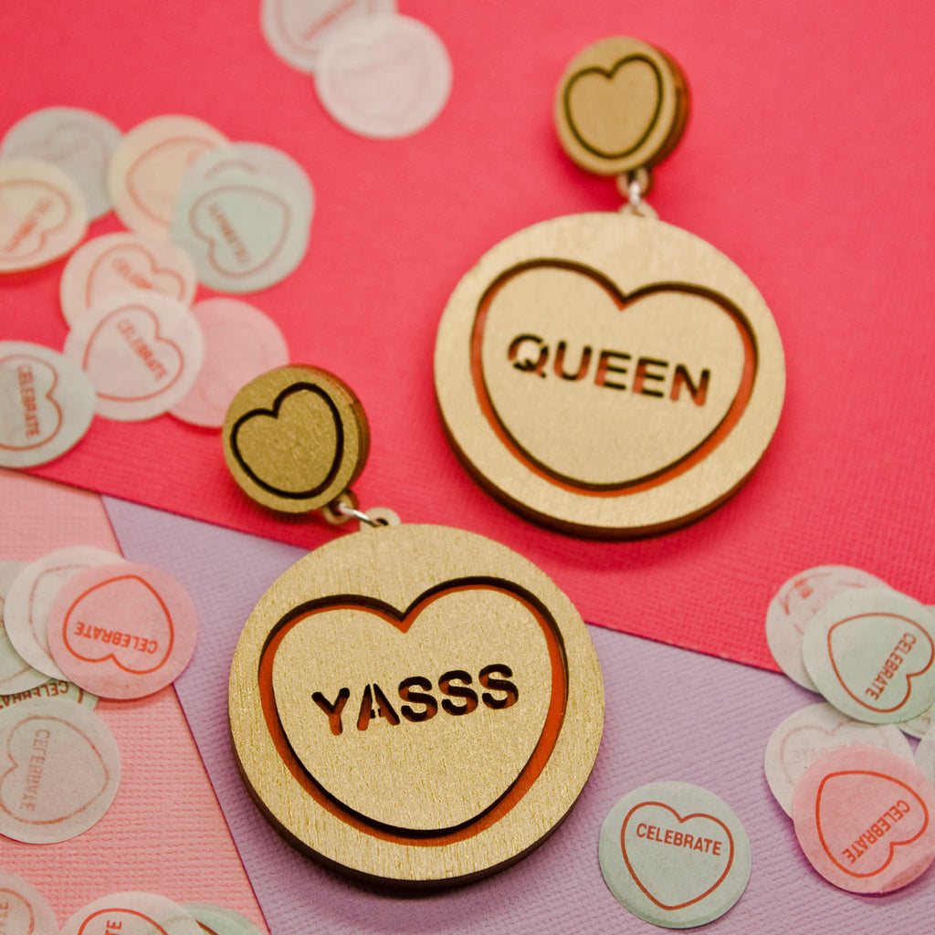 Candy & Kitsch candy heart earrings sits in a kitsch interior design in the variation ’yasss queen'