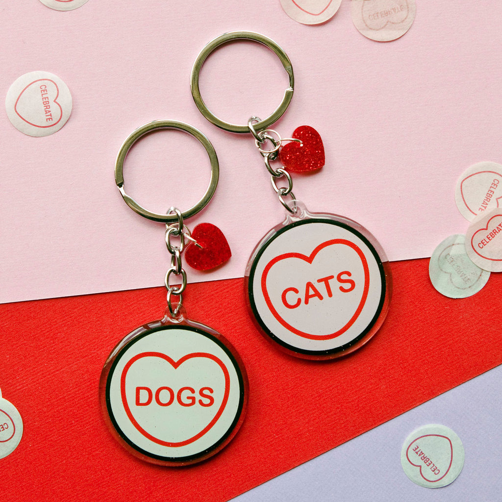 Candy & Kitsch candy heart keyring keychain sits in a kitsch interior design in the variation ’dogs'