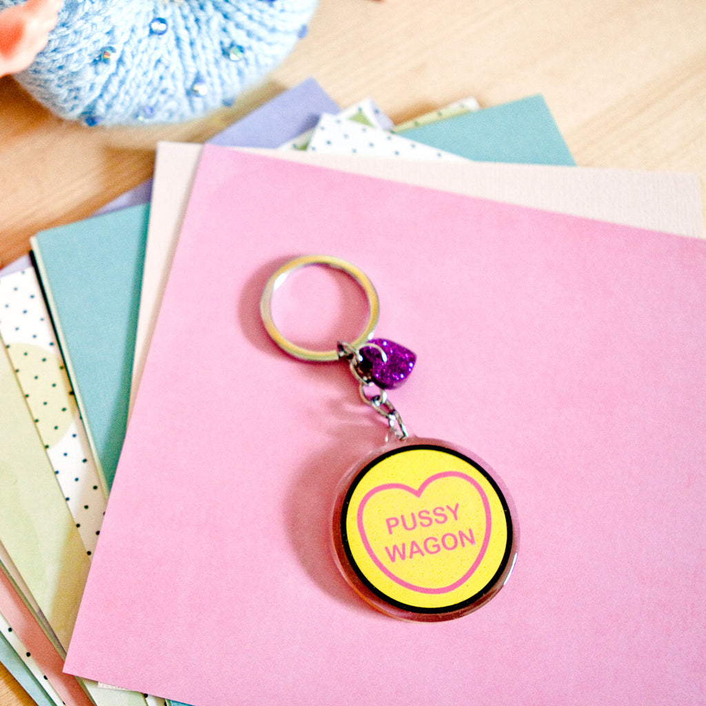 Candy & Kitsch candy heart keyring keychain sits in a kitsch interior design in the variation ’Pussy Wagon', inspired by Kill Bill.