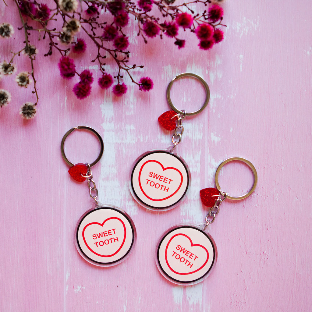 Candy & Kitsch candy heart keyring keychain sits in a kitsch interior design in the variation ’sweet tooth'