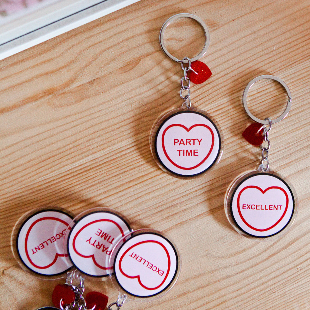 Candy & Kitsch candy heart keyring keychain sits in a kitsch interior design in the variation ’party time excellent' inspired by waynes world