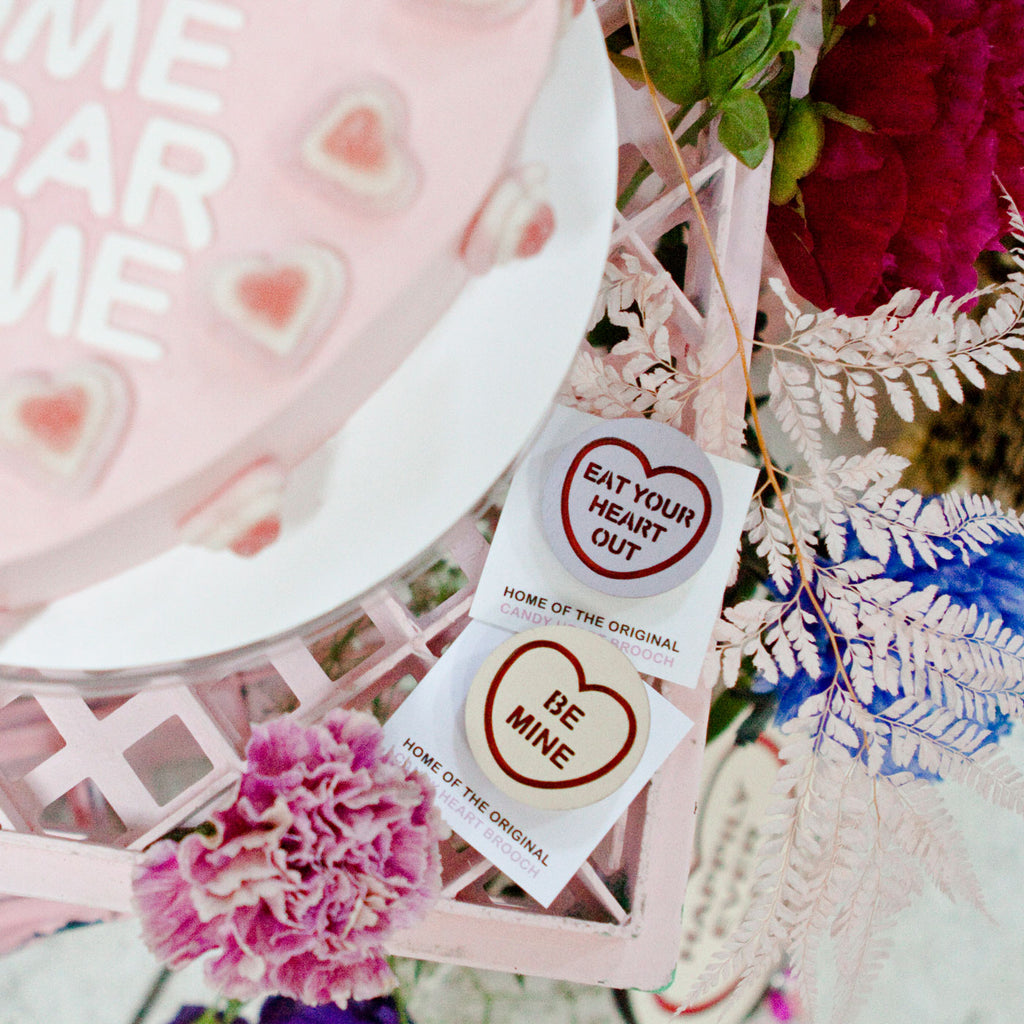 Candy & Kitsch candy heart brooch sits in a kitsch interior design in the variation ’be mine'