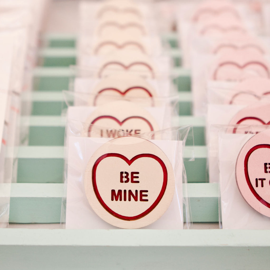 Candy & Kitsch candy heart brooch sits in a kitsch interior design in the variation ’be mine'