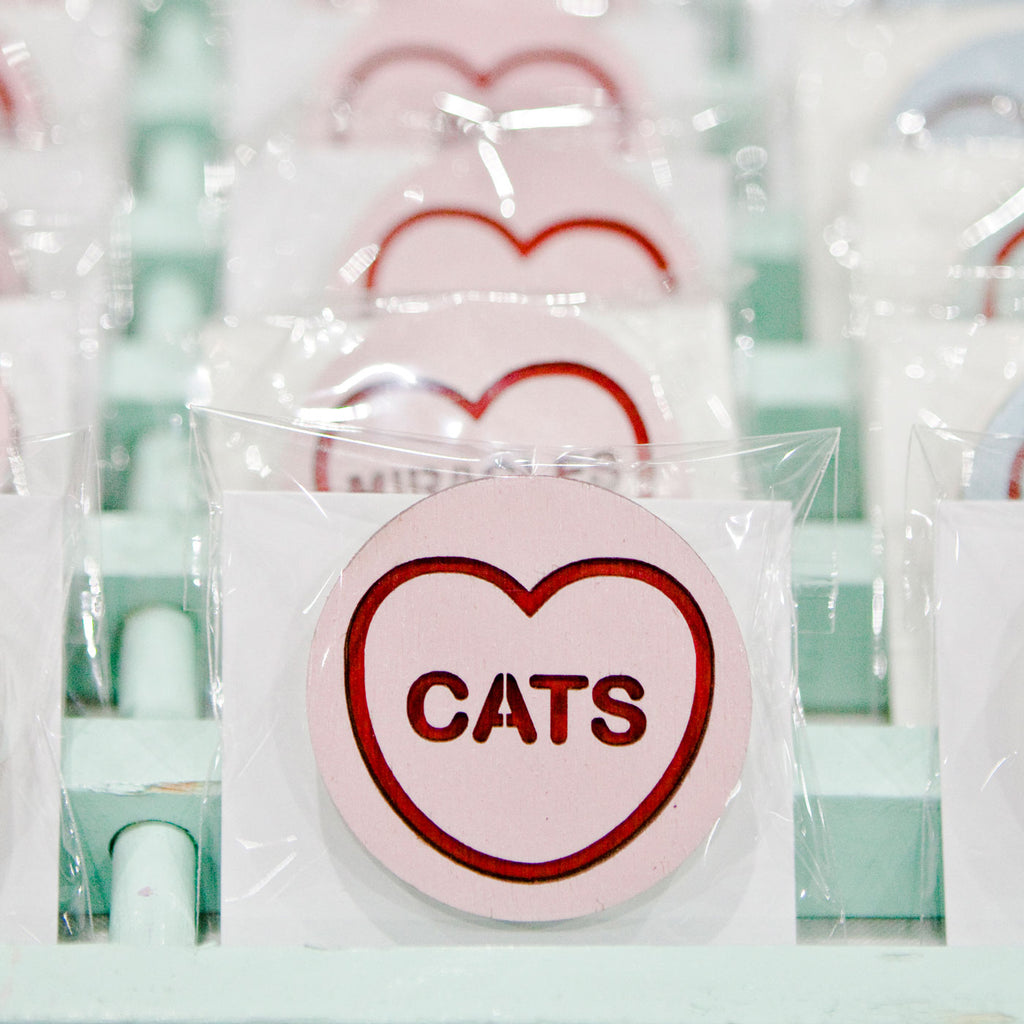 Candy & Kitsch candy heart brooch sits in a kitsch interior design in the variation ’cats'