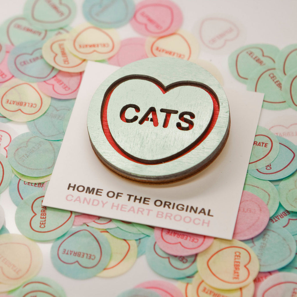 Candy & Kitsch candy heart brooch sits in a kitsch interior design in the variation ’cats'