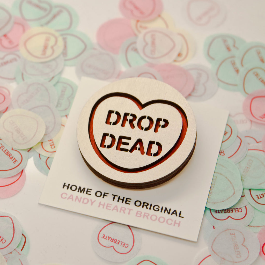 Candy & Kitsch candy heart brooch sits in a kitsch interior design in the variation ’drop dead'