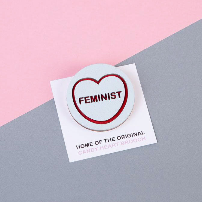 Candy & Kitsch candy heart brooch sits in a kitsch interior design in the variation ’feminist'