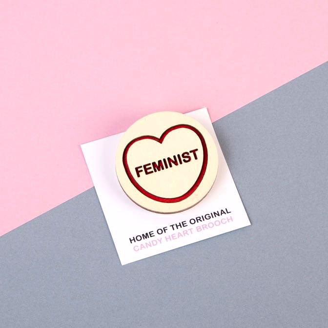 Candy & Kitsch candy heart brooch sits in a kitsch interior design in the variation ’feminist'