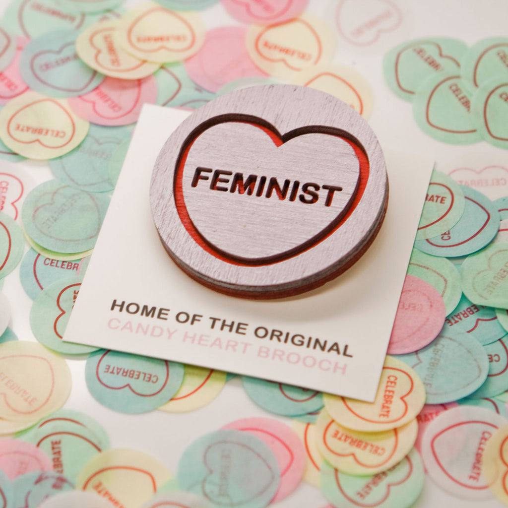 Candy & Kitsch candy heart brooch sits in a kitsch interior design in the variation ’feminist'