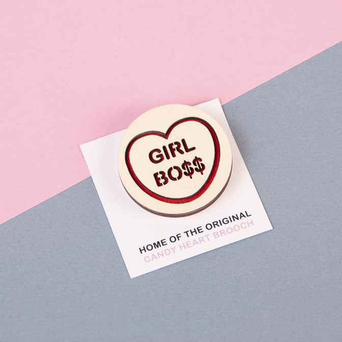 Candy & Kitsch candy heart brooch sits in a kitsch interior design in the variation ’girl boss'