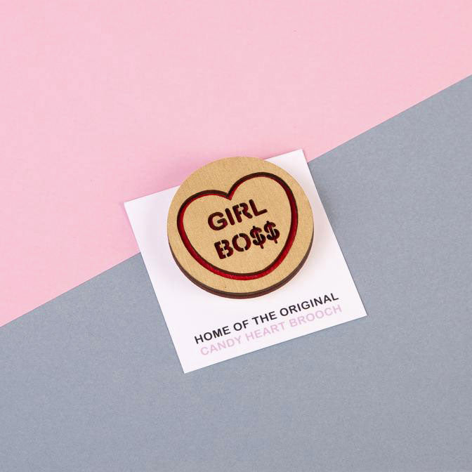 Candy & Kitsch candy heart brooch sits in a kitsch interior design in the variation ’girl boss'