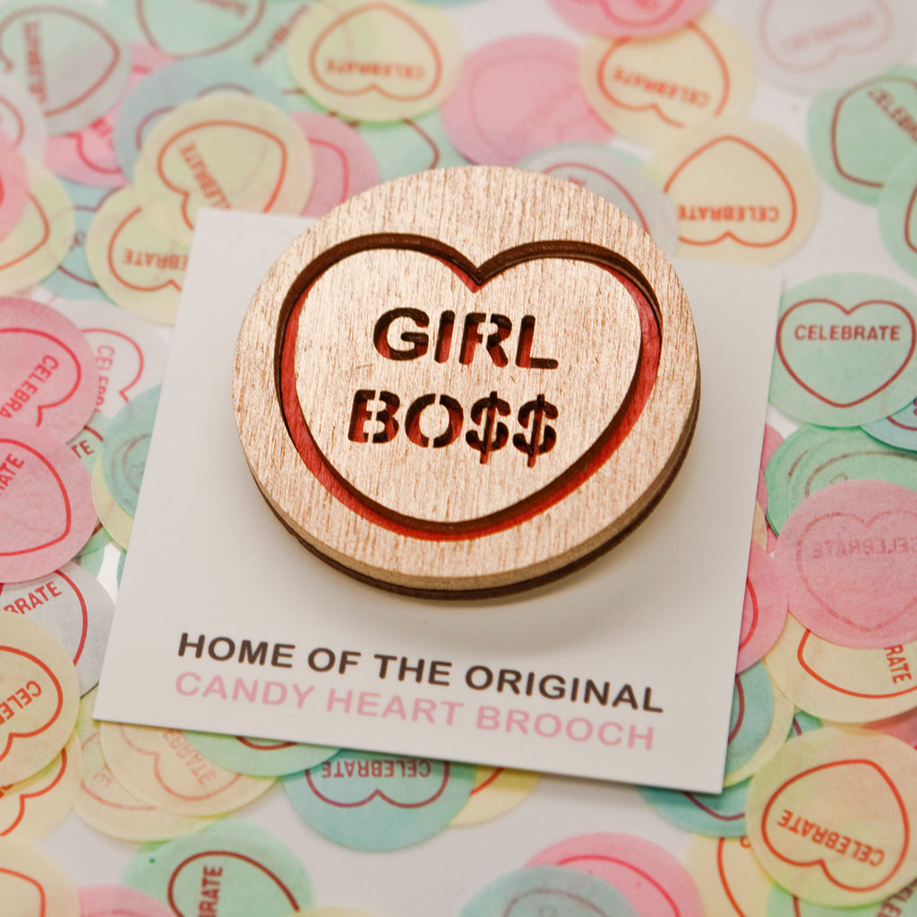 Candy & Kitsch candy heart brooch sits in a kitsch interior design in the variation ’girl boss'