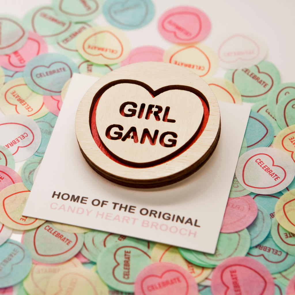 Candy & Kitsch candy heart brooch sits in a kitsch interior design in the variation ’girl gang'