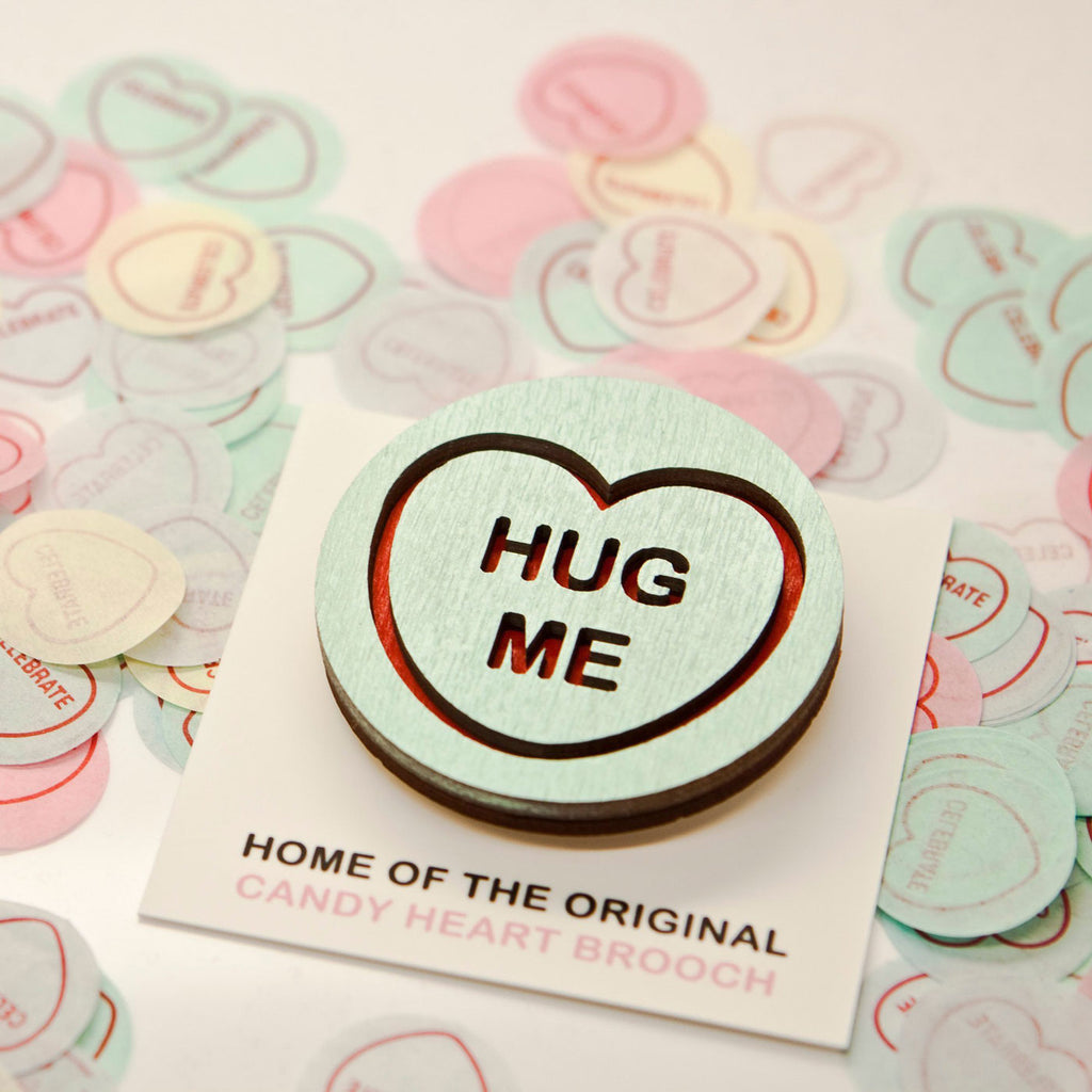 Candy & Kitsch candy heart brooch sits in a kitsch interior design in the variation ’hug me'