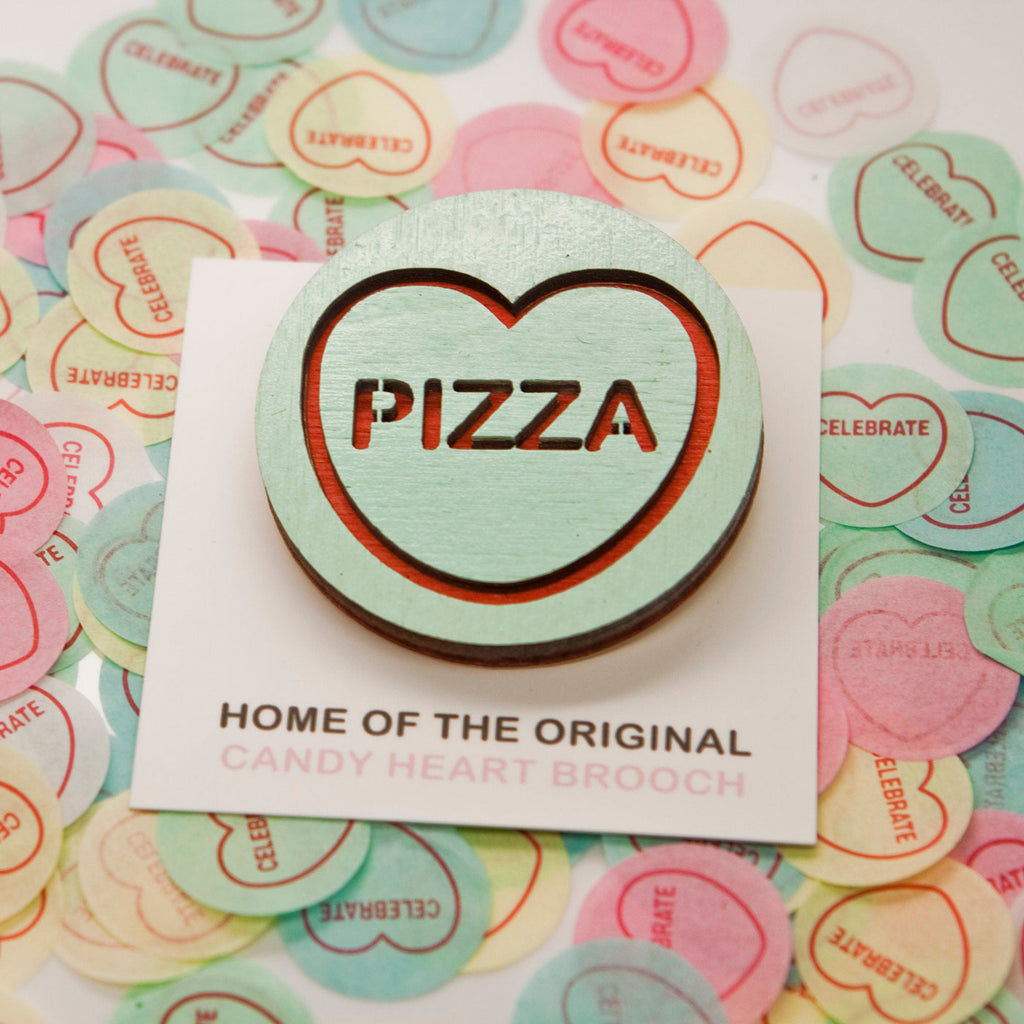 Candy & Kitsch candy heart brooch sits in a kitsch interior design in the variation ’pizza'