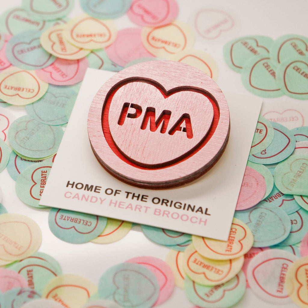 Candy & Kitsch candy heart brooch sits in a kitsch interior design in the variation ’pma'