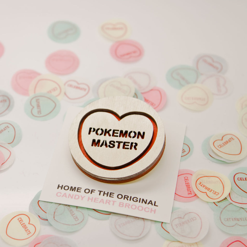 Candy & Kitsch candy heart brooch sits in a kitsch interior design in the variation ’pokemon master'