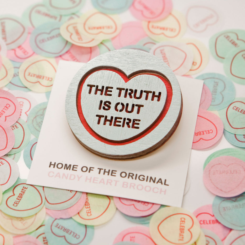 Candy & Kitsch candy heart brooch sits in a kitsch interior design in the variation ’the truth is out there' inspired by the x files
