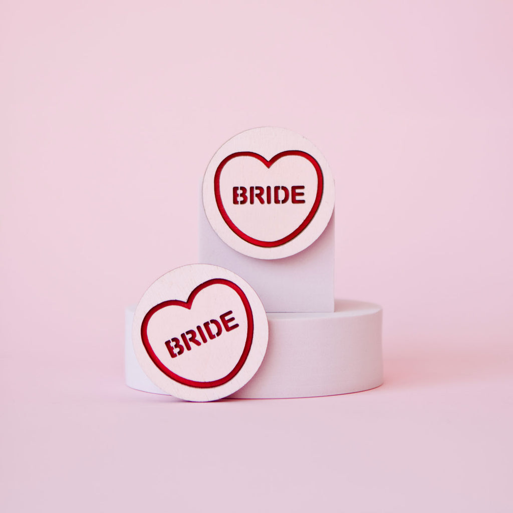 Candy & Kitsch candy heart brooch sits in a kitsch interior design in the variation ’bride'