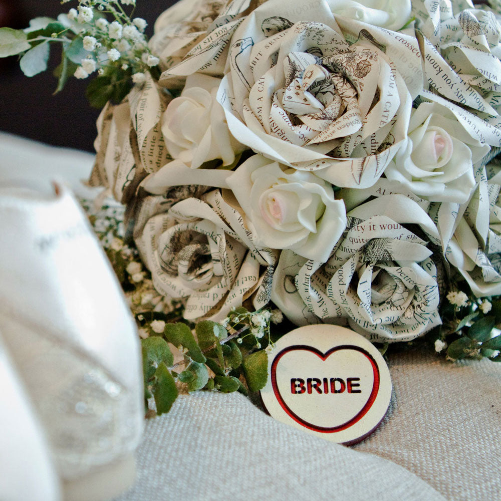 Candy & Kitsch candy heart brooch sits in a kitsch interior design in the variation ’bride'