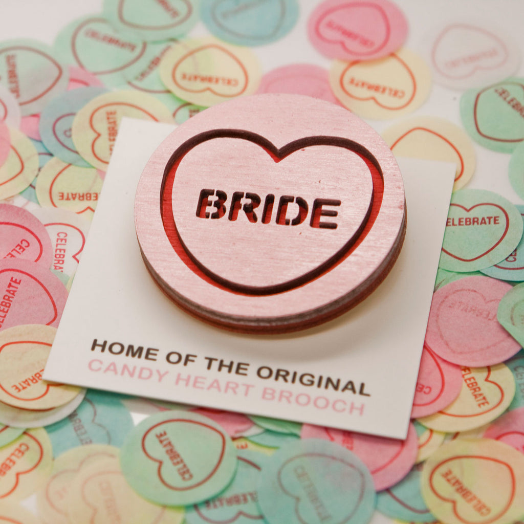 Candy & Kitsch candy heart brooch sits in a kitsch interior design in the variation ’bride'