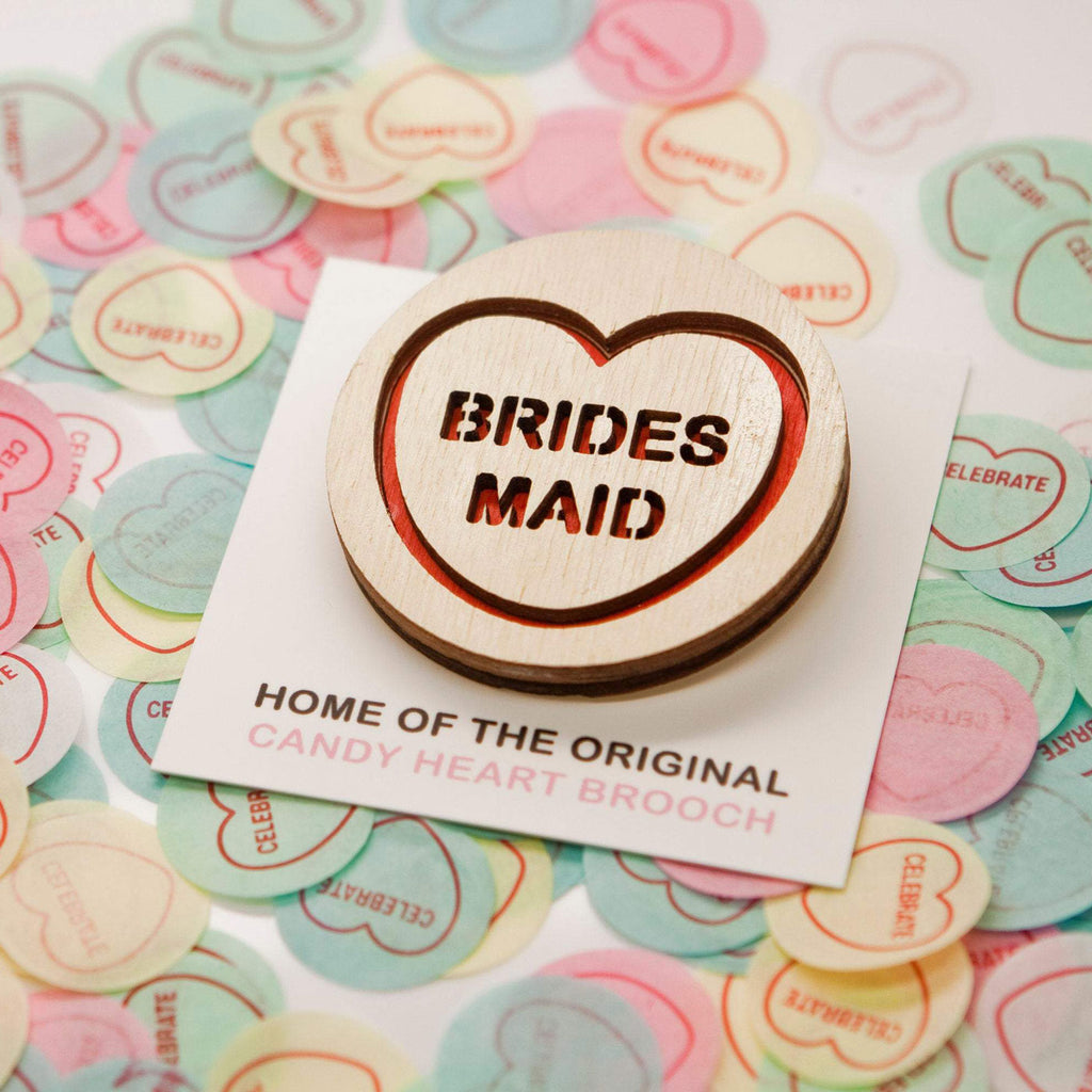 Candy & Kitsch candy heart brooch sits in a kitsch interior design in the variation ’bridesmaid'