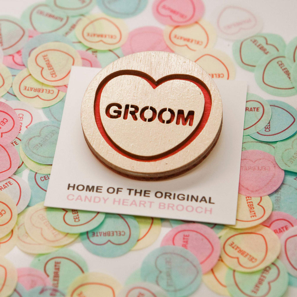 Candy & Kitsch candy heart brooch sits in a kitsch interior design in the variation ’groom'