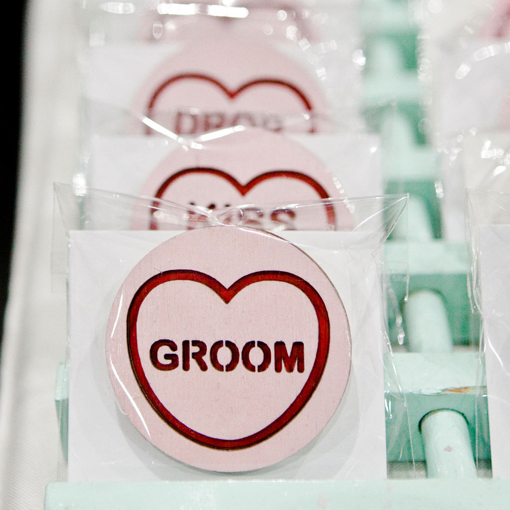 Candy & Kitsch candy heart brooch sits in a kitsch interior design in the variation ’groom'