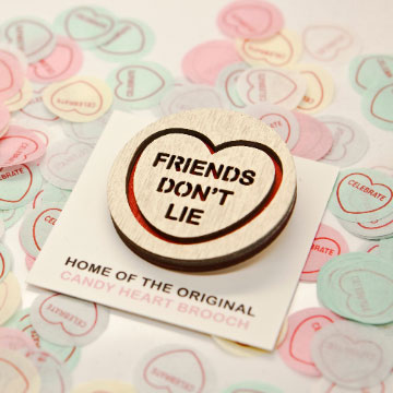 Candy & Kitsch candy heart brooch sits in a kitsch interior design in the variation ’friends don't lie' stranger things