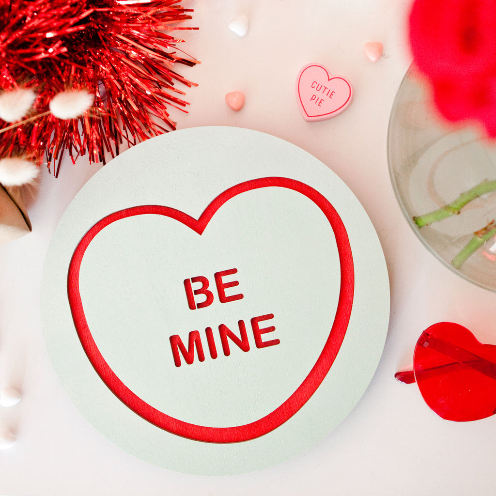Candy & Kitsch candy heart wall hanging sits in a kitsch interior design in the variation ’be mine'