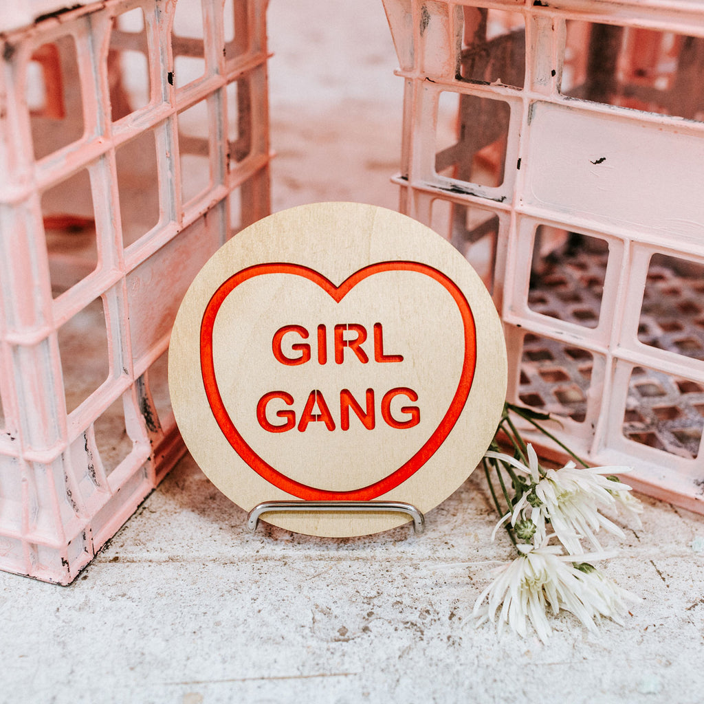 Candy & Kitsch candy heart wall hanging sits in a kitsch interior design in the variation ’girl gang'