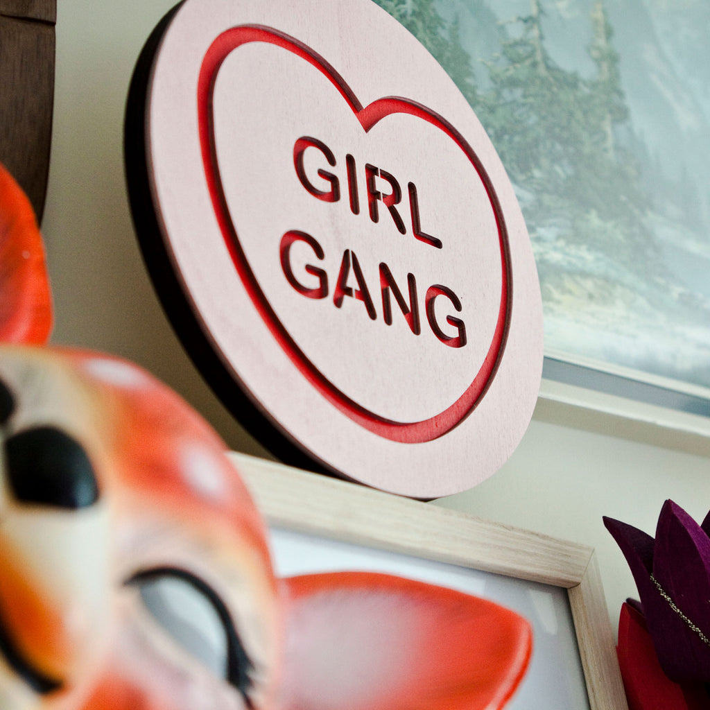 Candy & Kitsch candy heart wall hanging sits in a kitsch interior design in the variation ’girl gang'