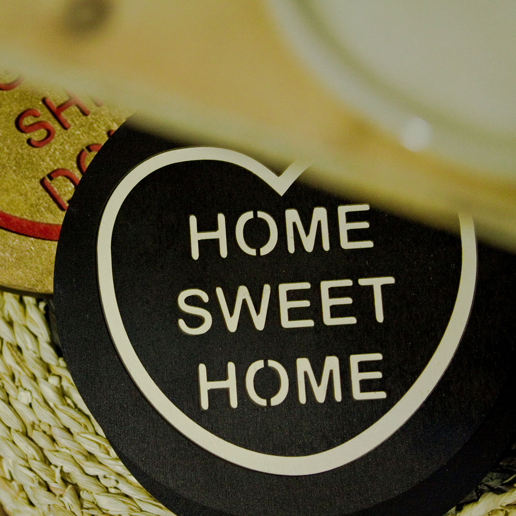 Candy & Kitsch candy heart wall hanging sits in a kitsch interior design in the variation ’home sweet home'
