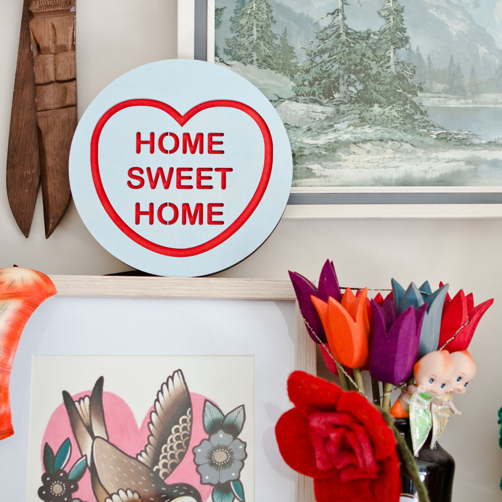Candy & Kitsch candy heart wall hanging sits in a kitsch interior design in the variation ’home sweet home'